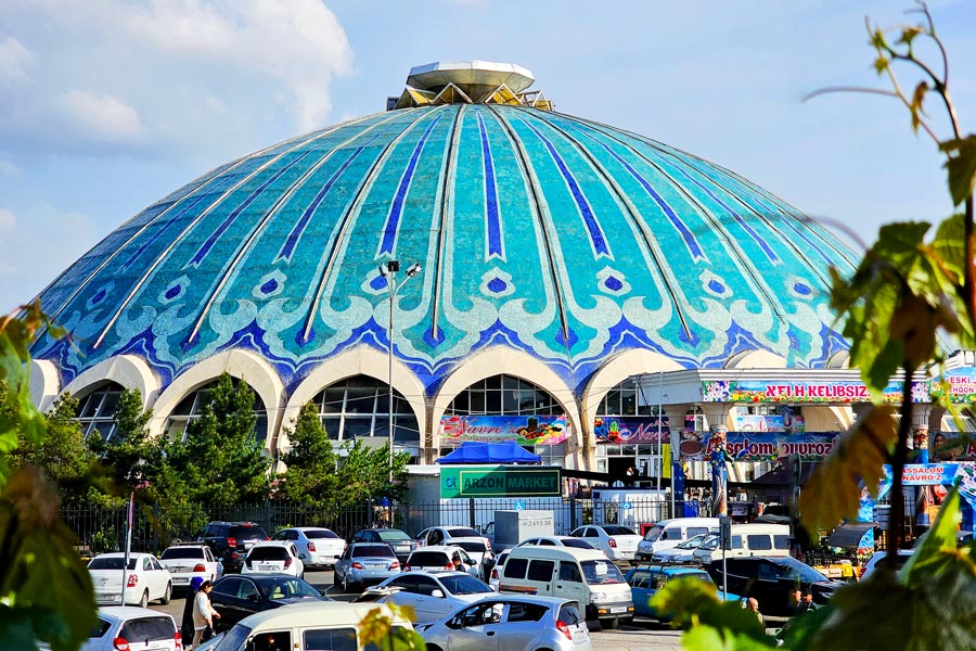 Bazar Chorsu en Taskent: cúpula azul y mercado tradicional de Uzbekistán
